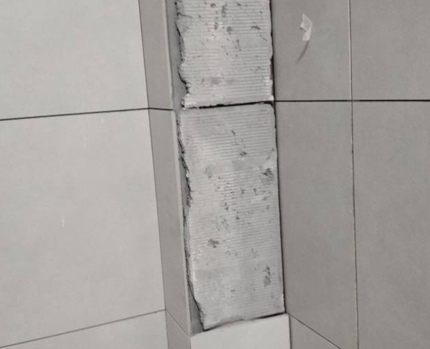 吴江瓷砖空鼓维修公司分享下瓷砖施工前基层浇水润湿程度不足，可能导致以下问题